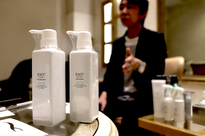 ZACC パールリッチシャンプー&コンディショナーと美容室ZACC 代表の髙橋和義さんの写真