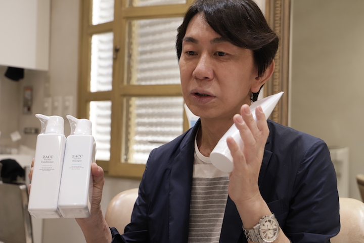ZACC パールリッチシャンプー&コンディショナーと美容室ZACC 代表の髙橋和義さんの写真