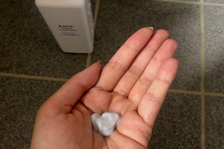 ZACC コンディショナーを手に取った時の写真