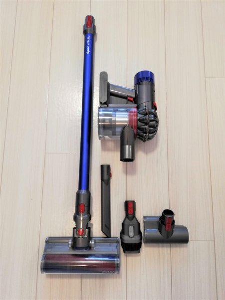 Dyson V7 Fluffy (SV11FF) 本体と付属品（隙間ノズル・コンビネーションノズル・ミニモーターヘッド）の写真
