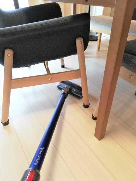 Dyson V7 Fluffy (SV11FF) の掃除風景①