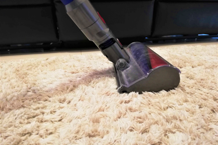 Dyson V7 Fluffy (SV11FF) の掃除風景②の写真