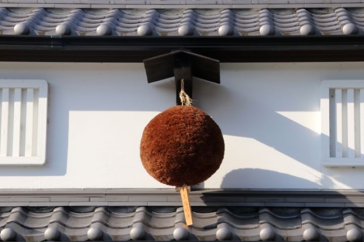 軒先の杉玉の写真