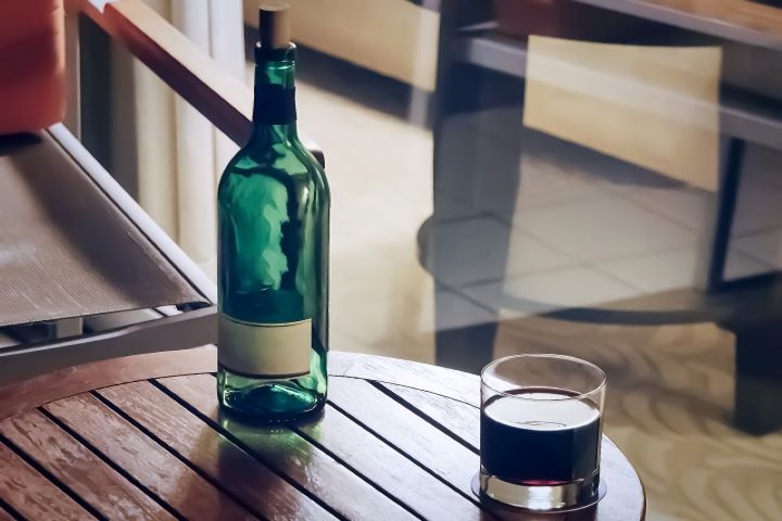飲み干したワイン瓶の写真