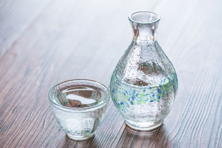 ガラスの酒器に入った冷酒の写真