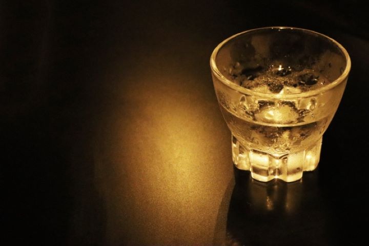 冷酒の入ったおちょこの写真