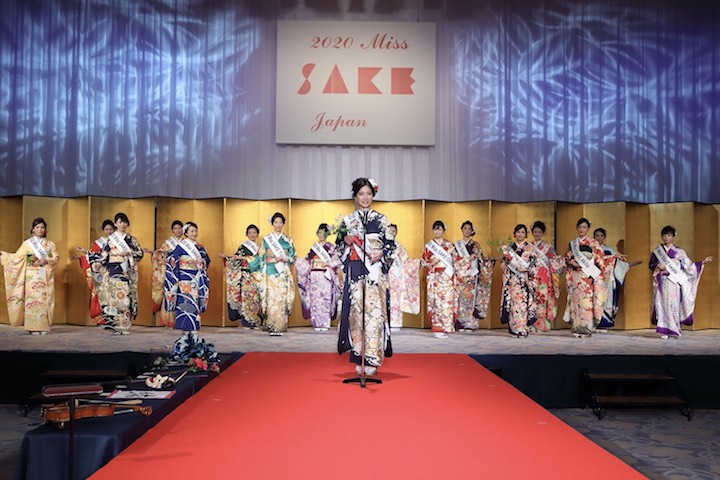 松井詩さんが2020 Miss SAKEの最終選考でグランプリを取った時の写真