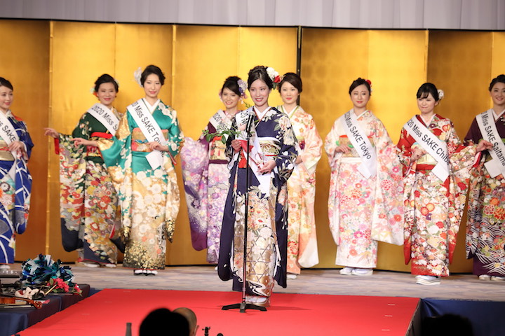 松井詩さんがミス日本酒の最終選考でグランプリを取りスピーチをしている写真