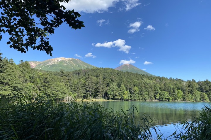 北海道の湖と空と山の写真