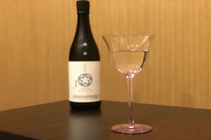 日本酒を注いだワイングラスの写真