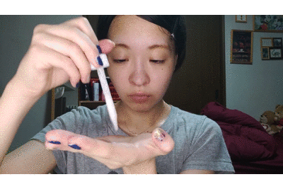 美容液をつける写真