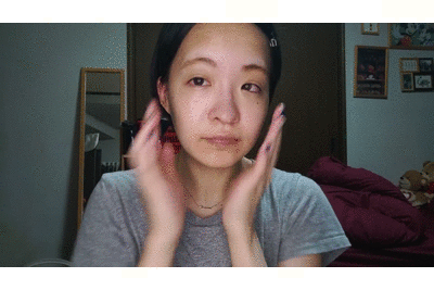 化粧水を塗る写真