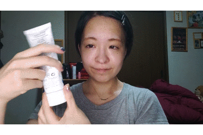 クリームを塗る写真