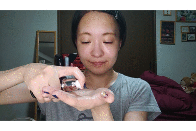 美容液をつける写真