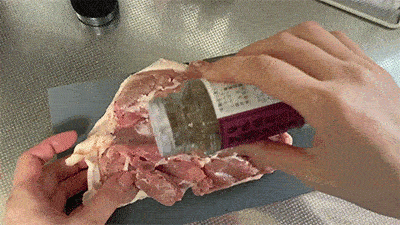 鶏肉に黒瀬スパイスを振りかける様子