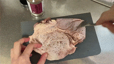 鶏肉にフォークで穴をあけている様子
