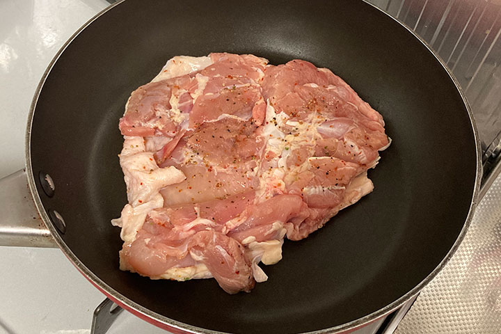 フライパンに乗せた鶏肉