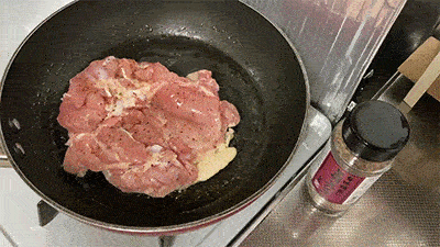 フライパンで鶏肉を焼いている様子