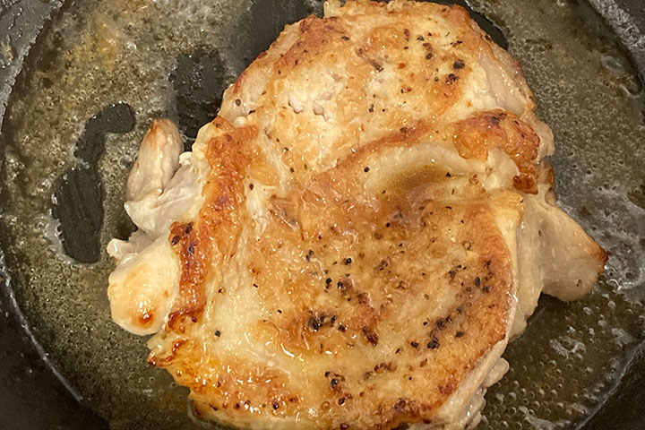 フライパンの上で焼きあがった鶏肉
