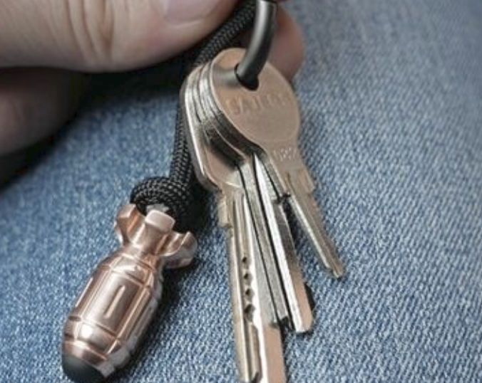 お守りサイズ！直接触れずにタッチスクリーンとボタンが操作できる「SAFE NUKE」 bouncy / バウンシー