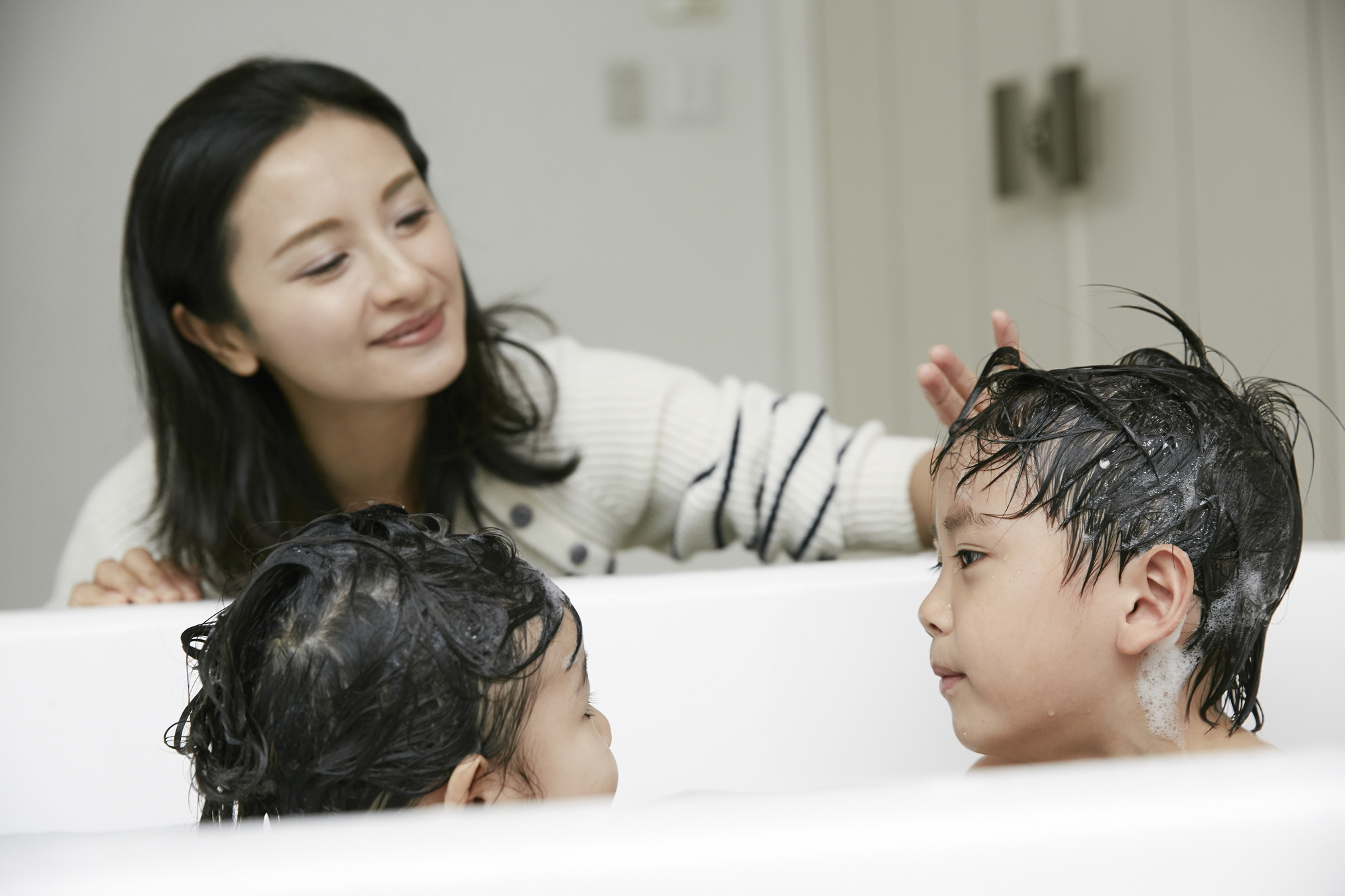 子供がお風呂に入っている様子
