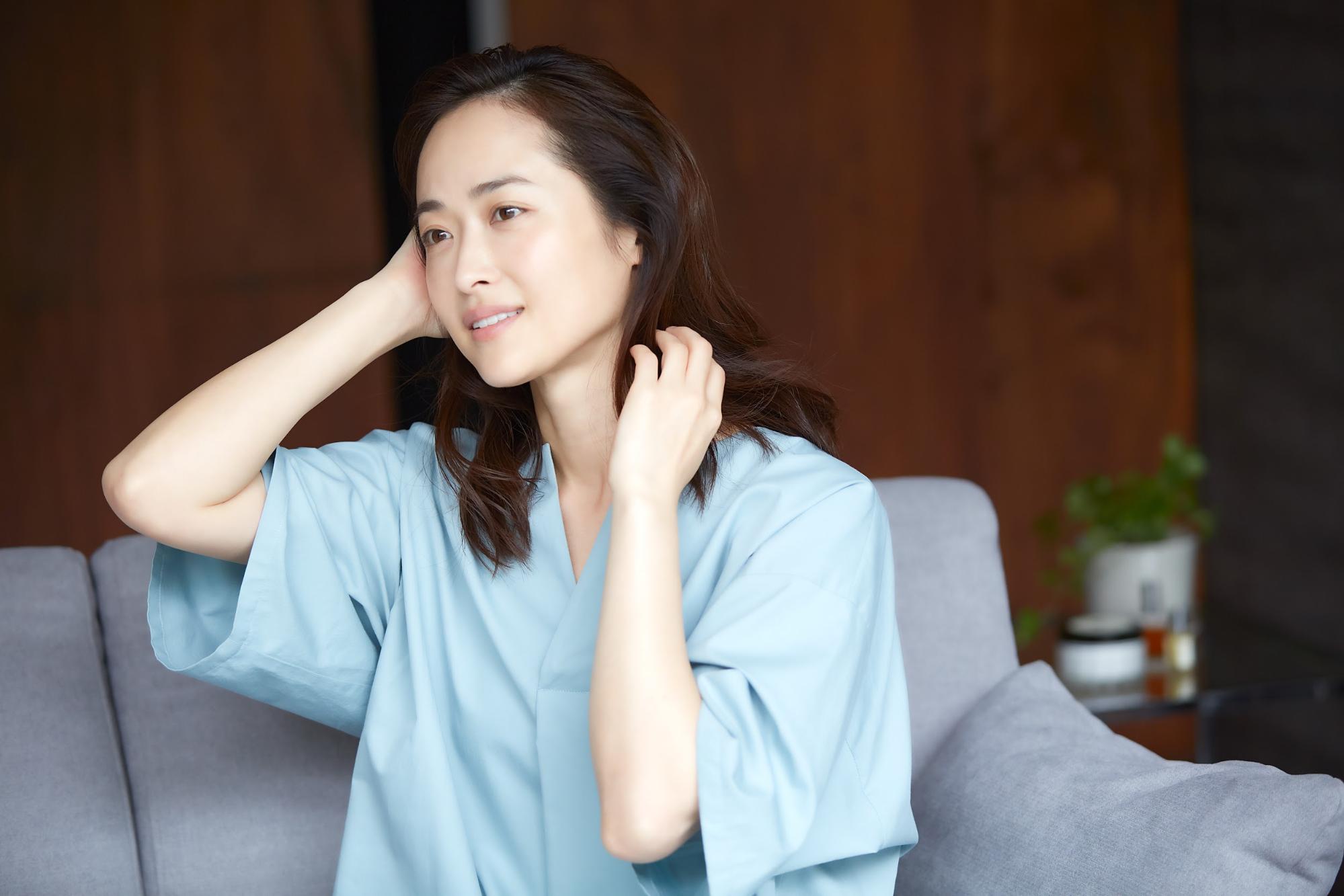 髪の毛をタオルドライする女性