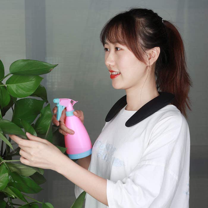 ネックスピーカーを使用する女性