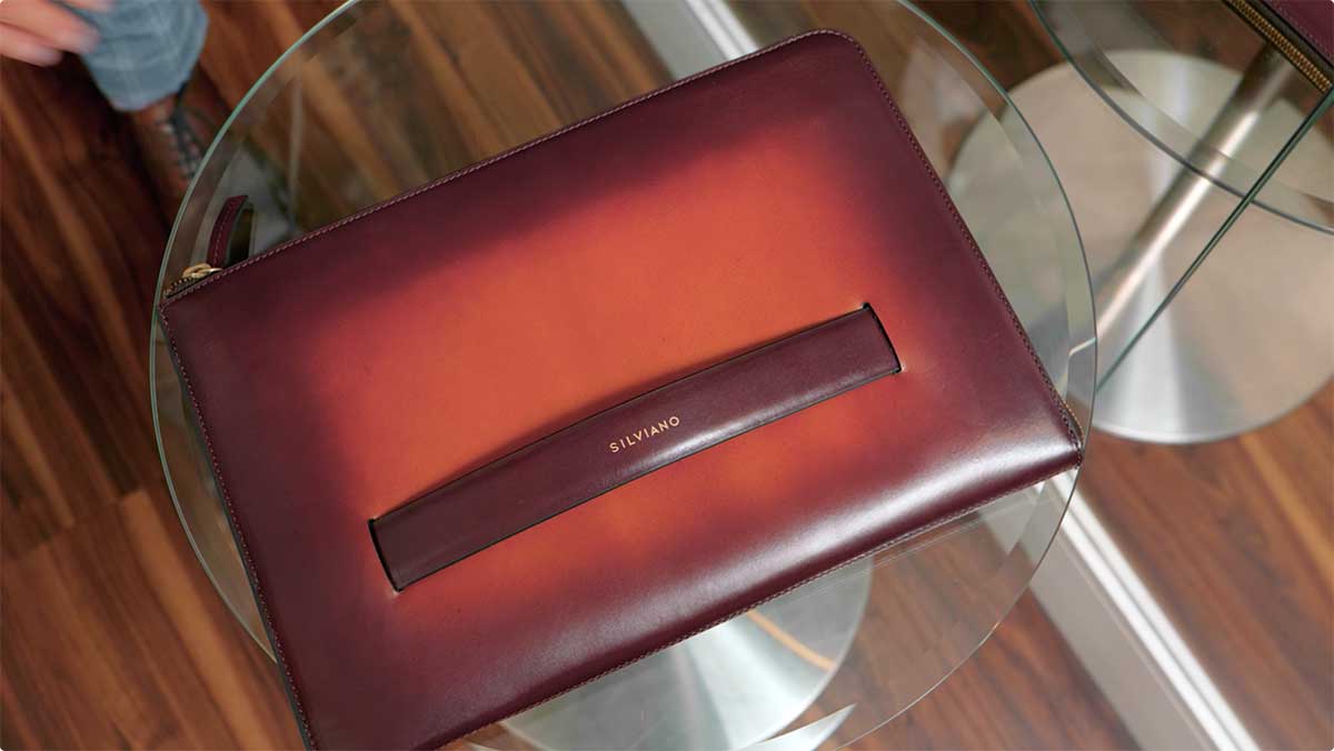 伝統的な革製品に便利機能をプラス スマートな革製ラップトップスリーブ Silviano Bouncy バウンシー