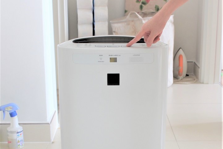 加湿器のスイッチを押している写真