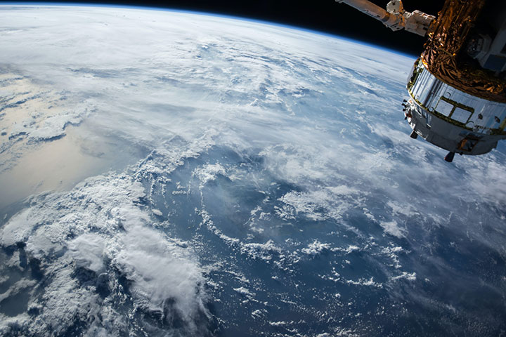 宇宙空間に浮かぶ衛星