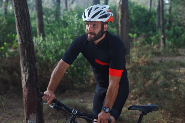 山道をサイクリングする男性