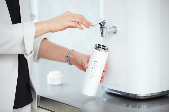 グラスに注がれる水