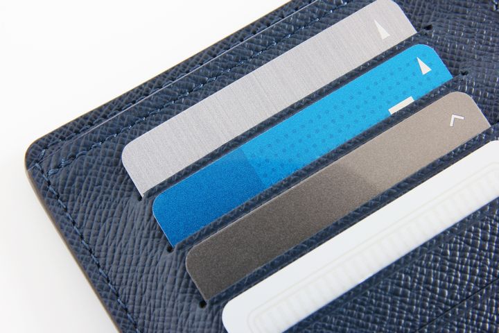 カードが入った長財布