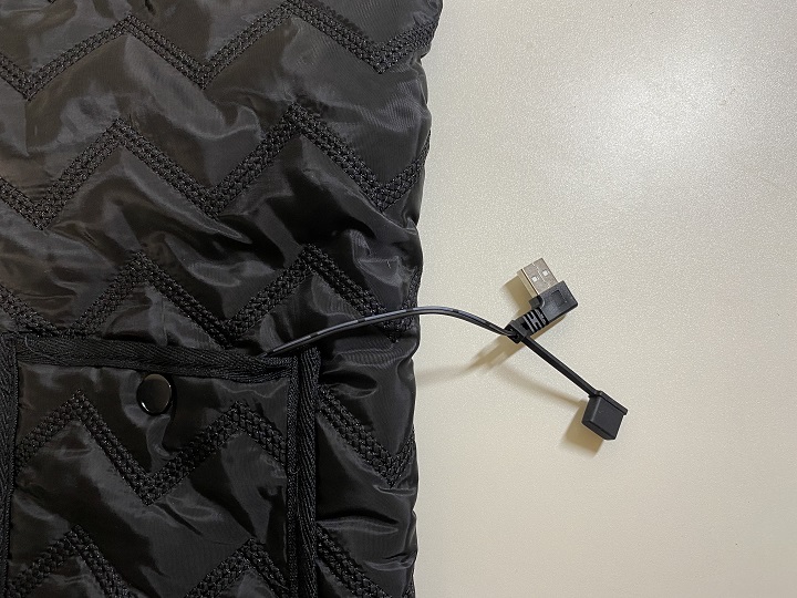 THANKOの電熱ヒーター内蔵ベストのUSBケーブルの写真