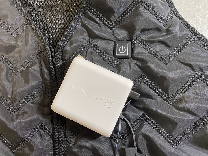 THANKOの電熱ヒーター内蔵ベストの胸部スイッチとモバイルバッテリーの写真