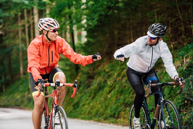 自転車に乗る二人の男性