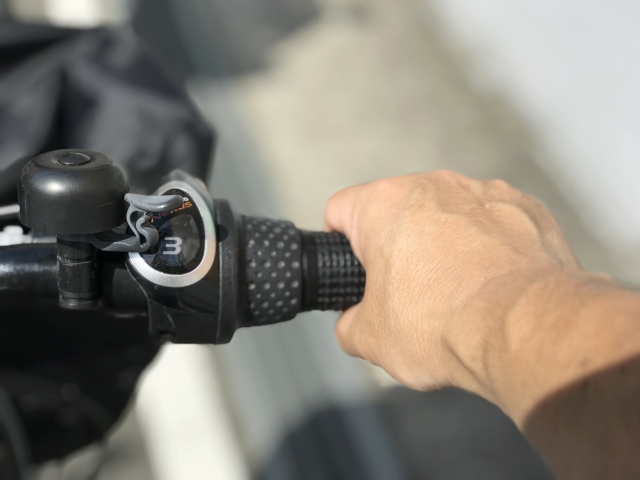 自転車のハンドルを握る手の写真