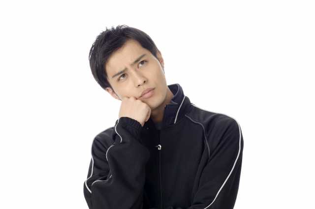 悩んでいる男性