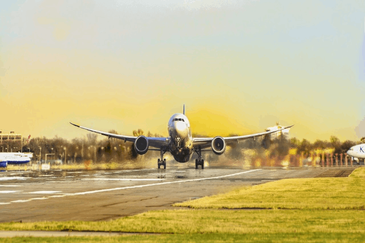 飛行機で旅に出る