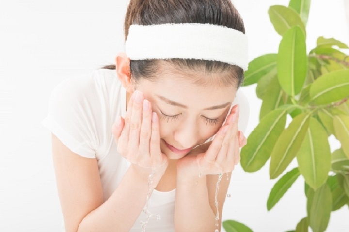洗顔する女性