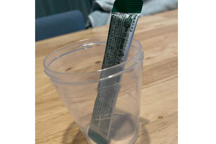 小分けにされた青汁粉末とシェイカーの画像