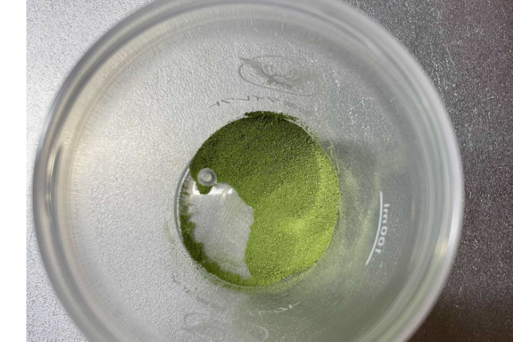 シェイカーに入った青汁粉末の画像
