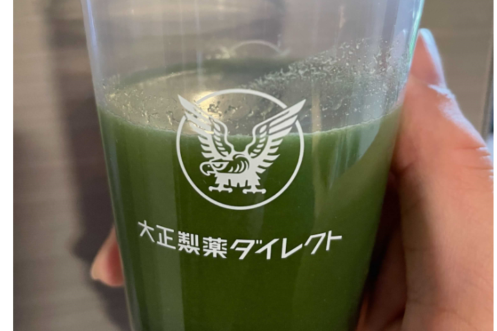 シェイカーに入った青汁の画像
