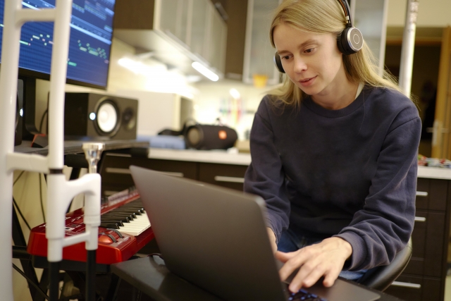 音楽制作をしている女性