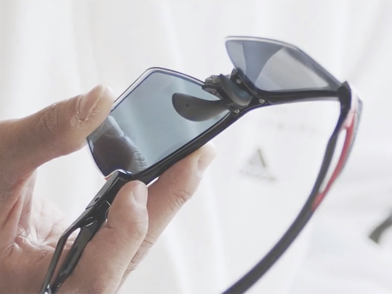 瞬間調光/偏光　A-FIT FLASH スポーツサングラス 一瞬でまぶしさを制御。瞬間調光 偏光スポーツサングラス A-FIT