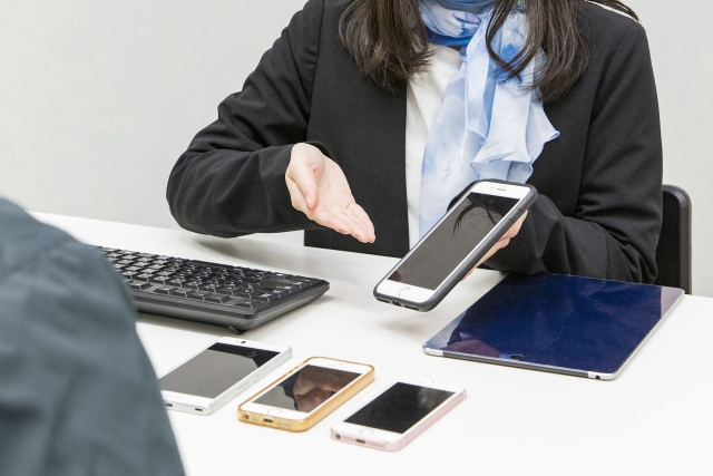 携帯電話の販売員の画像