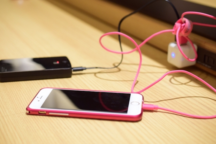iPhoneを充電している写真