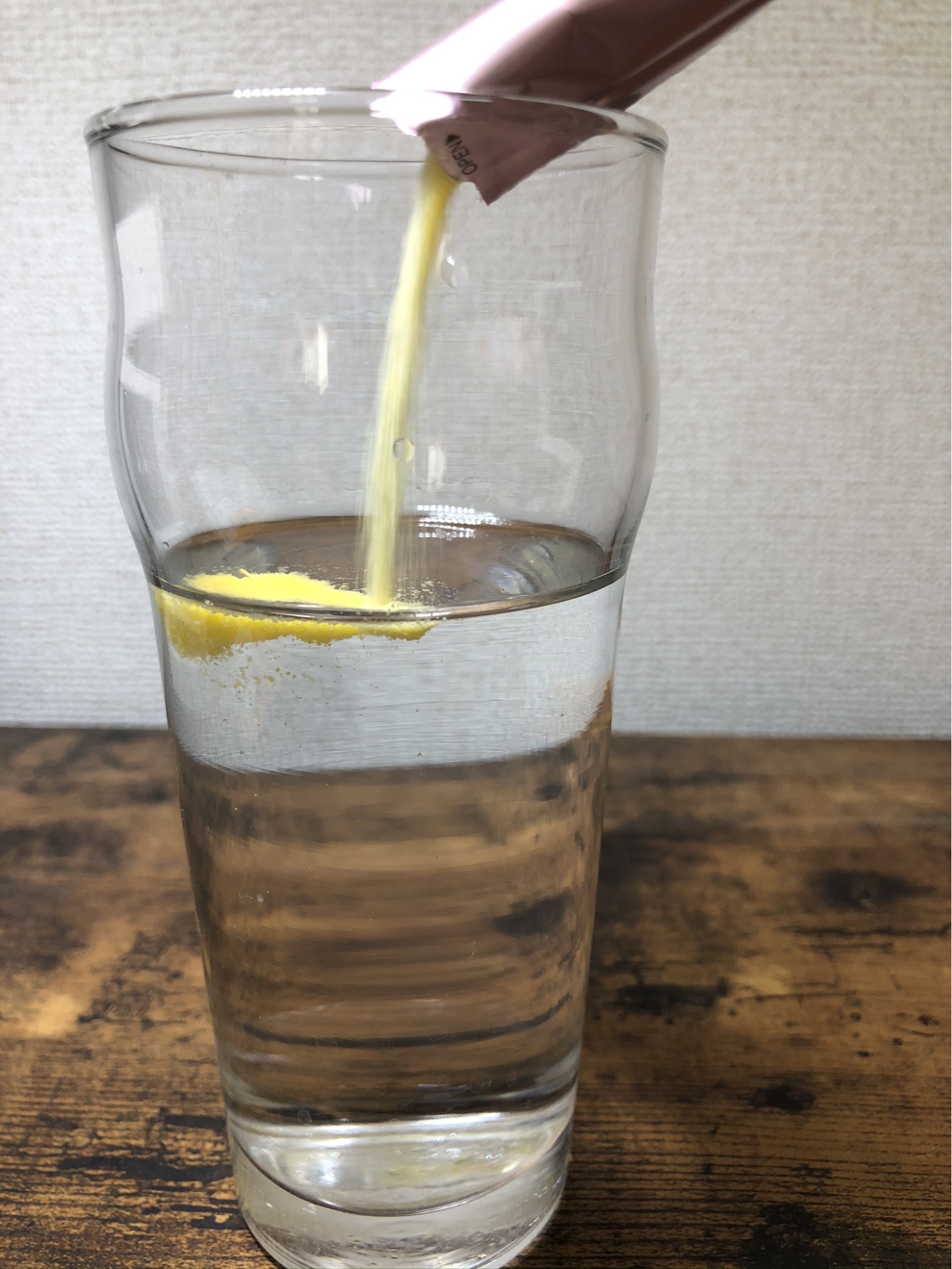 アルフェ ビューティコンク<パウダー>を投入した水の写真