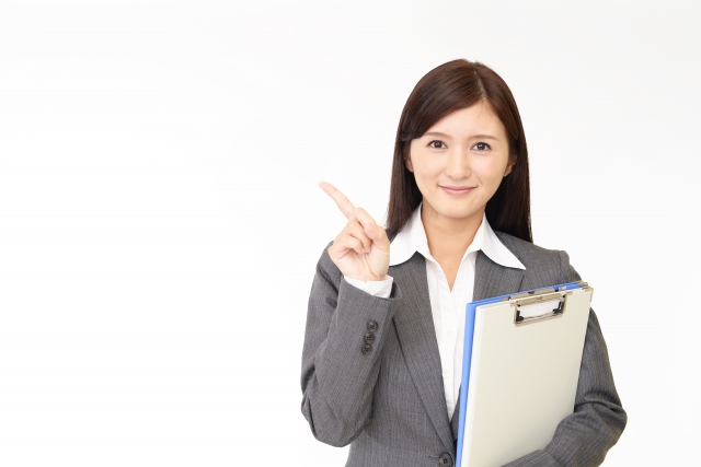指差しをする女性
