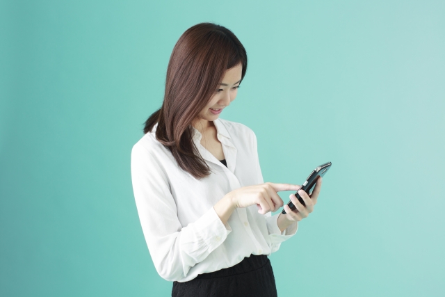 スマホをチェックしている女性